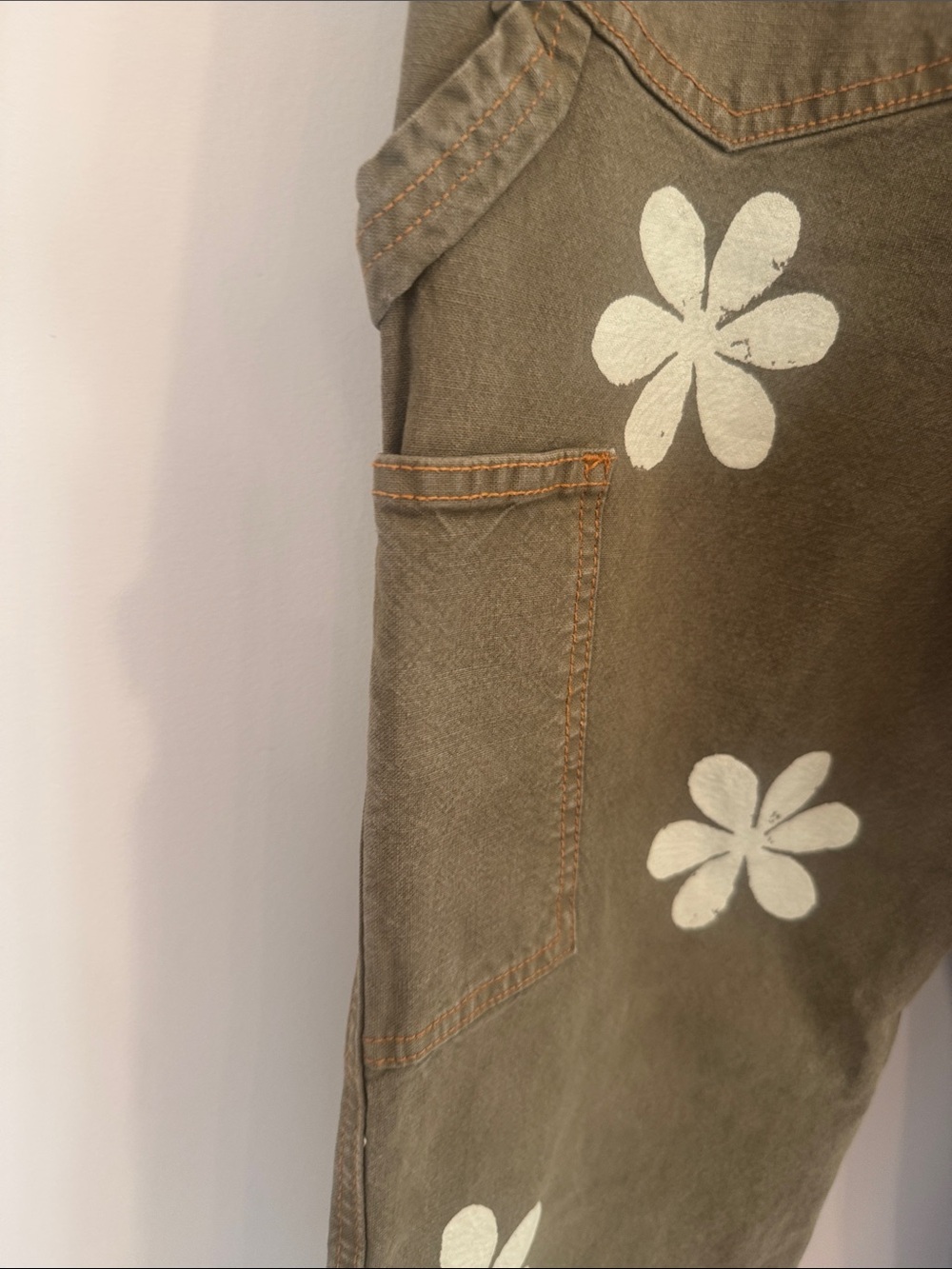 THE GREAT. Olive green painter-style pants with white daisy motifs - Picture 6 of 9